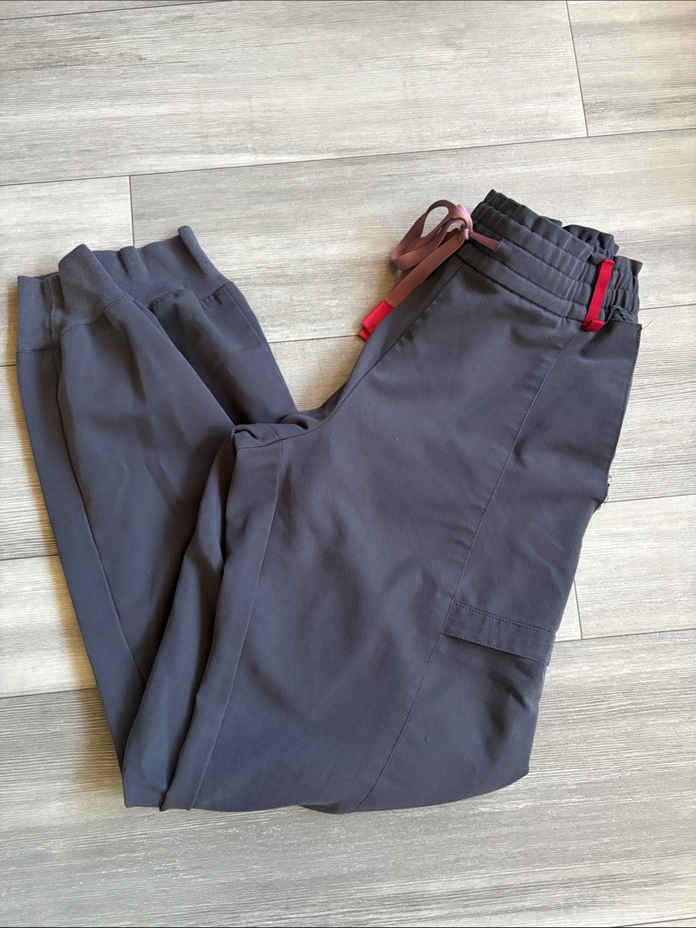 Women’s  XS figs gray Jogger scrub Pants with pink draw string (flaws pocket)